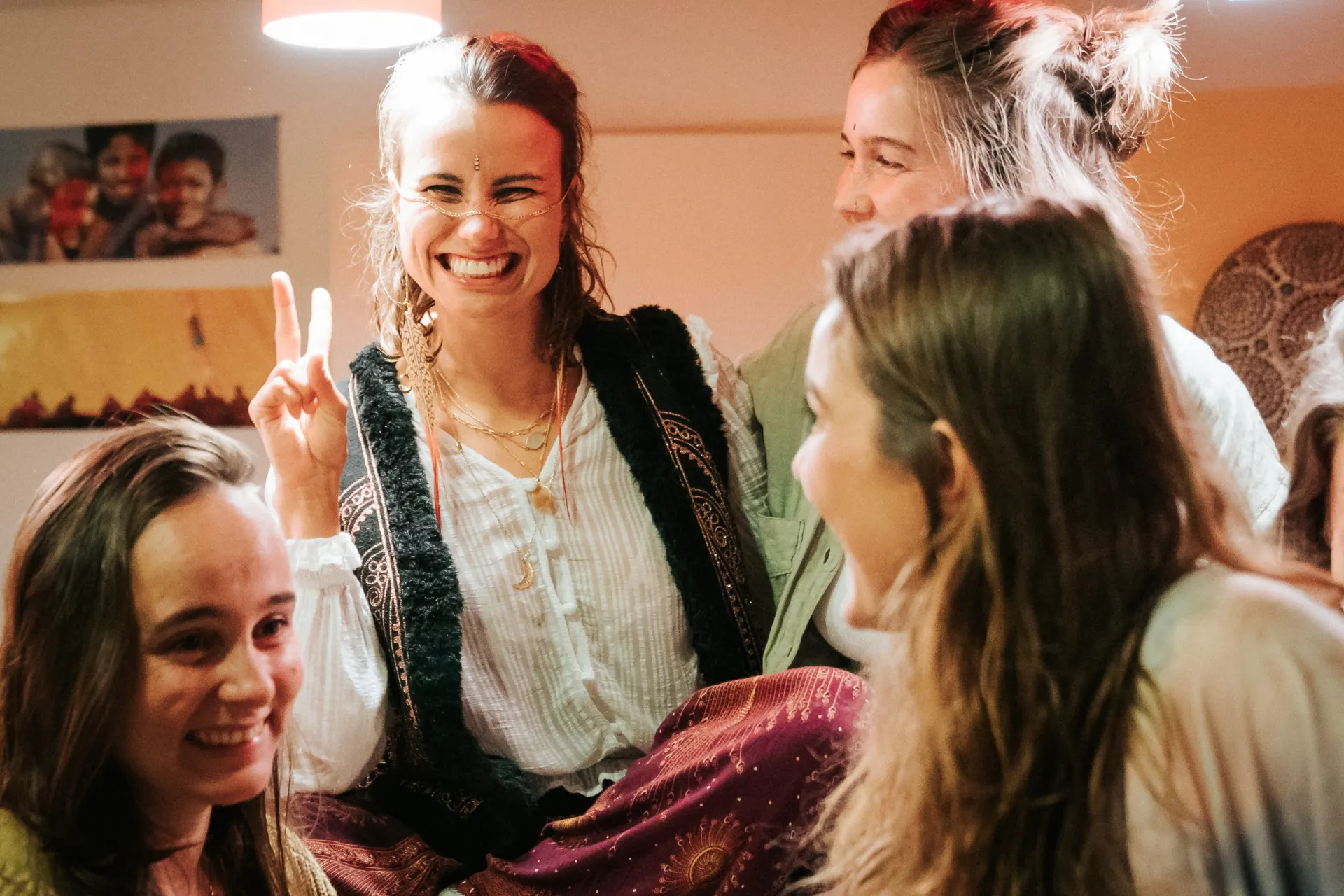 Lachende vrouwen tijdens de Rise Up Women's Retreat