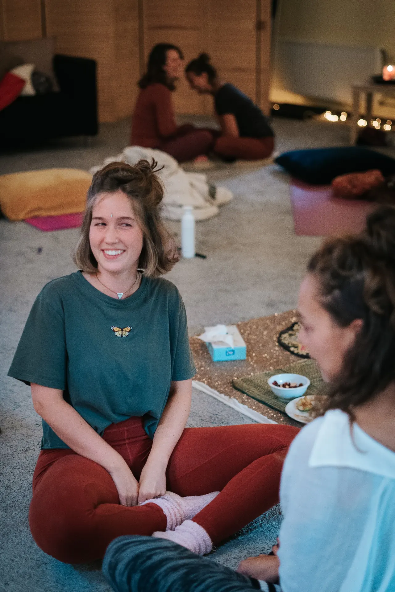 Glimlachende deelnemer op de vloer tijdens Rise Up in Amsterdam